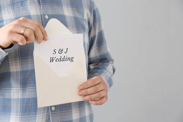 Femme tenant enveloppe avec invitation de mariage, gros plan — Photo