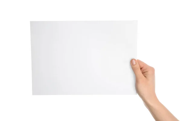 Mano femenina con tarjeta de invitación en blanco sobre fondo blanco — Foto de Stock