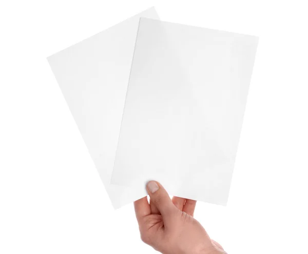 Weibliche Hand mit leeren Einladungskarten auf weißem Hintergrund — Stockfoto