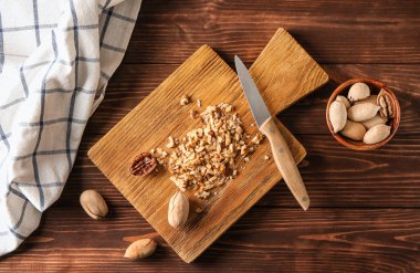 Ahşap tahta üzerinde lezzetli fındık kesme