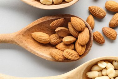 Hafif arka planda lezzetli fındık ile ahşap kaşıklar