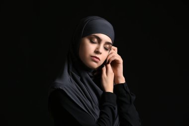 Karanlık arka planda güzel Müslüman kadın