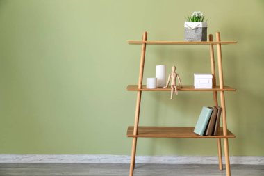 Raf ünitesi ile dekor renk duvarının yakınında