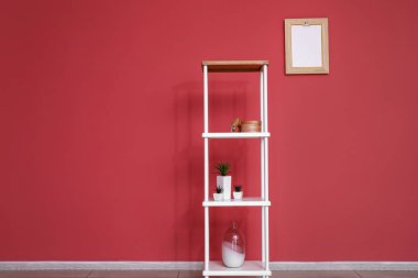 Raf ünitesi yakın renk duvar