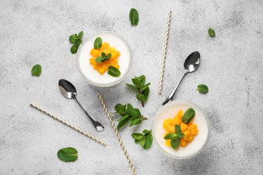 Gri arka planda lezzetli panna cotta kase