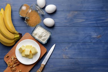 Ahşap masada muz ekmeği için malzemeler