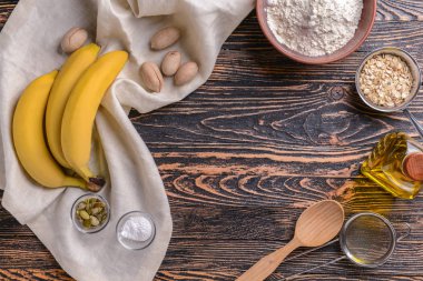 Ahşap masada muz ekmeği için malzemelerle yapılmış çerçeve