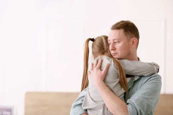 Smutny rozwiedziony człowiek przytulanie jego mała córka w domu — Zdjęcie stockowe