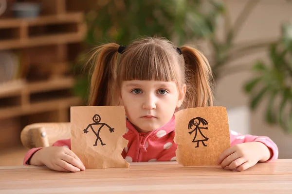Trauriges kleines Mädchen mit zerrissener Familienzeichnung am Tisch. Scheidungskonzept — Stockfoto