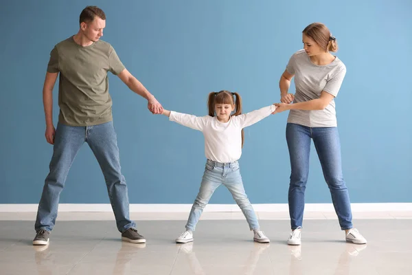 Divorced parents arguing about child custody against color wall — Stock Photo, Image