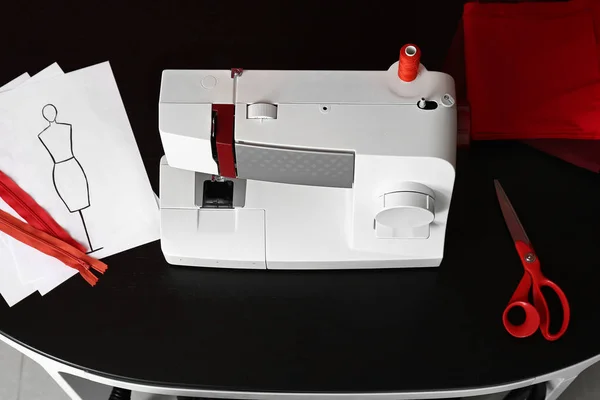 Máquina de coser en el lugar de trabajo del sastre en el taller —  Fotos de Stock