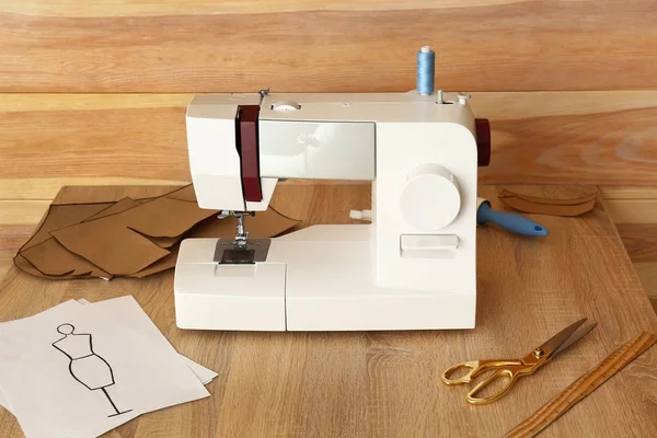 Máquina de coser en el lugar de trabajo del sastre en el taller —  Fotos de Stock