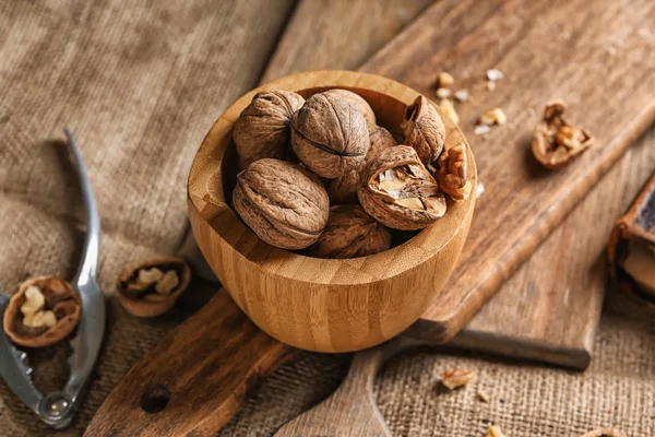 Schüssel mit leckeren Walnüssen auf dem Tisch — Stockfoto