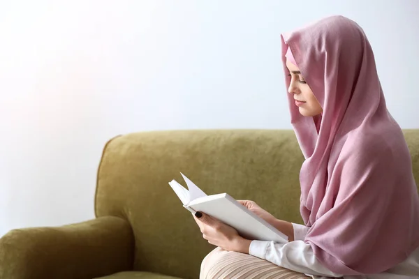 Muslimsk kvinna läser bok hemma — Stockfoto