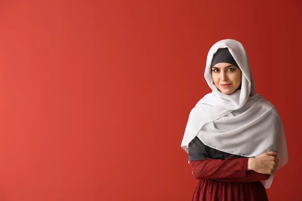 Beautiful Muslim woman on color background — Stock Photo, Image