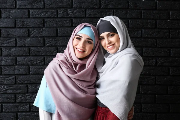 Mulheres muçulmanas bonitas em fundo escuro — Fotografia de Stock
