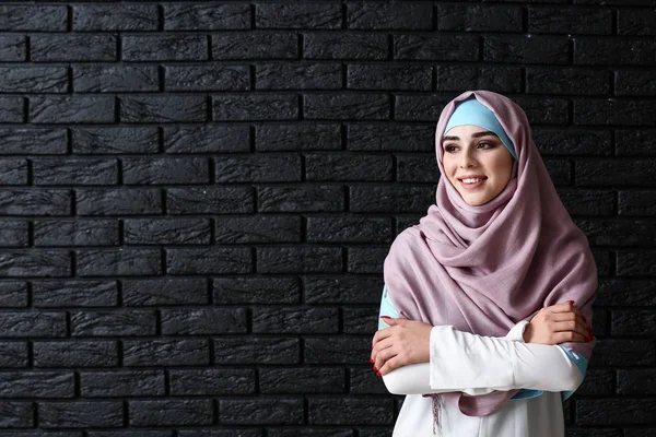 Mooie Moslimvrouw op donkere achtergrond — Stockfoto