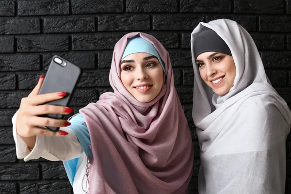 暗い背景に selfie を取る美しいイスラム教徒の女性 — ストック写真