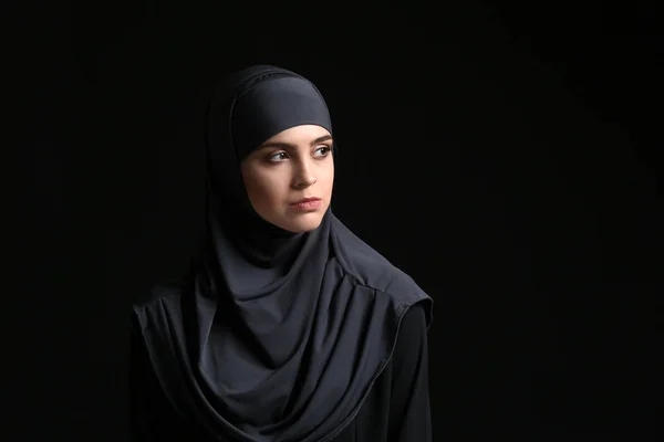 Schöne muslimische Frau auf dunklem Hintergrund — Stockfoto