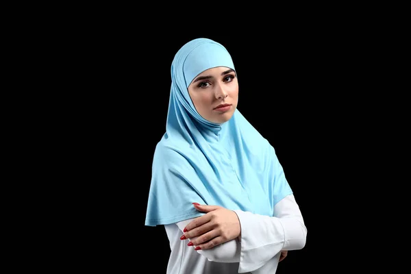 Schöne muslimische Frau auf dunklem Hintergrund — Stockfoto