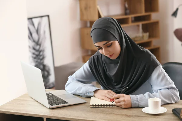 Young Muslim woman working in office — Stock Photo, Image