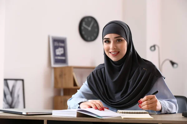 Wanita muslim yang belajar di rumah — Stok Foto