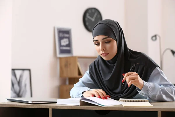 Wanita muslim yang belajar di rumah — Stok Foto