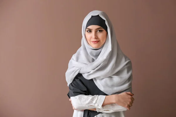 Beautiful Muslim woman on color background — Stock Photo, Image