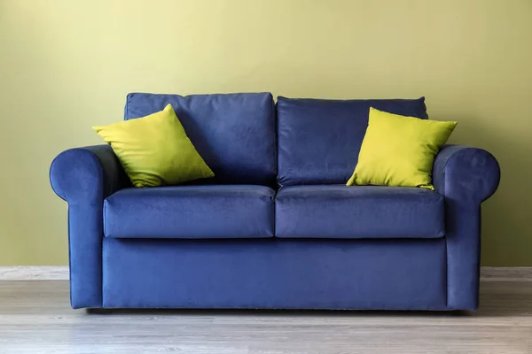 Komfortowa sofa w pobliżu kolor ściany — Zdjęcie stockowe