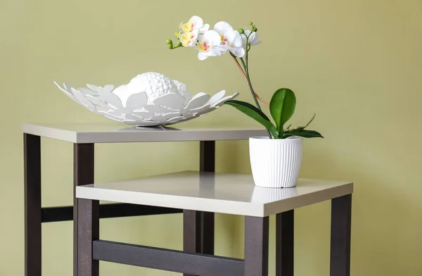 Tische mit Dekor in der Nähe der Wand — Stockfoto
