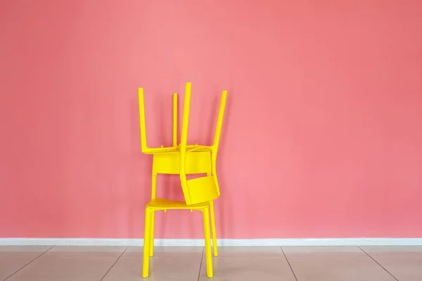 Židle v blízkosti barevné stěny v pokoji — Stock fotografie