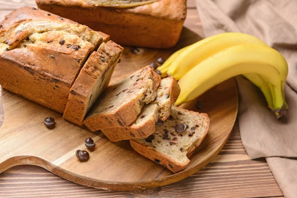 Gustoso pane alla banana sul tavolo di legno — Foto Stock