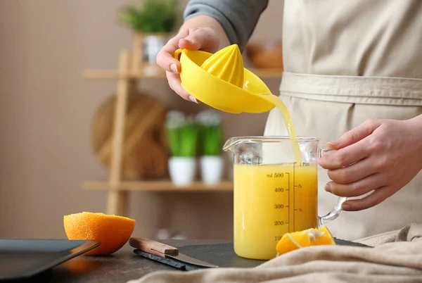 キッチンでオレンジ ジュースを準備する女性 — ストック写真