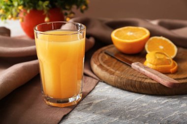Masada taze sıkılmış portakal suyu bir bardak