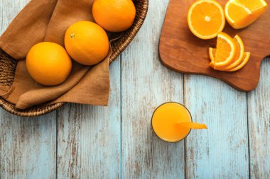 Cam, taze sıkılmış portakal suyu üzerinde ahşap masa