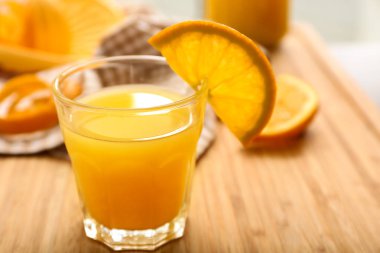 Cam, taze sıkılmış portakal suyu üzerinde ahşap masa