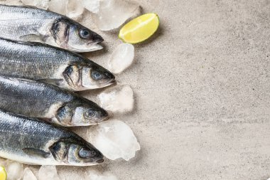 Gri masada buzla taze balık