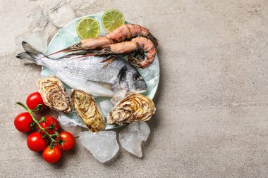 Gri masada buzla taze deniz ürünleri