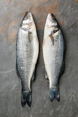 Gri masada taze balık