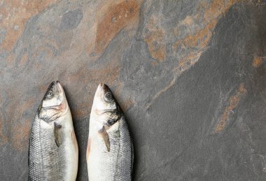 Gri masada taze balık