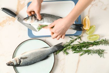 Kadın lezzetli taze balık hazırlanıyor