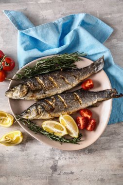 Hafif masada lezzetli pişmiş balık ile plaka