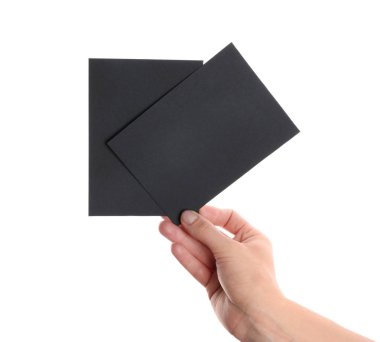 Beyaz arka planda boş davetiye kartlı kadın el