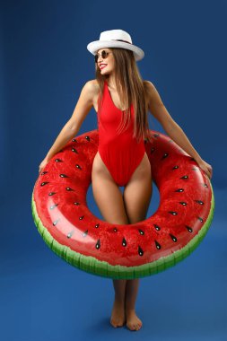 Renkli yüzüklü güzel bir genç kadın.