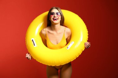 Renkli yüzüklü güzel bir genç kadın.