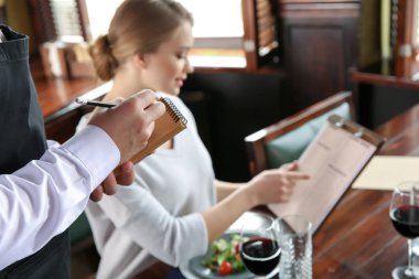 Garson sipariş alma Restoran, kapatmak