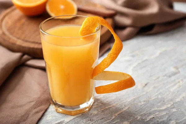 Szklanka świeżo wyciskanych soku pomarańczowego na stole — Zdjęcie stockowe