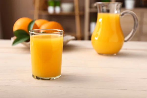 Masada taze sıkılmış portakal suyu bir bardak — Stok fotoğraf