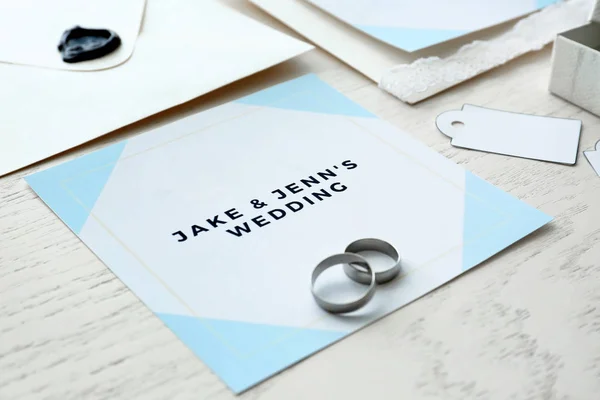 Convite de casamento na mesa branca — Fotografia de Stock