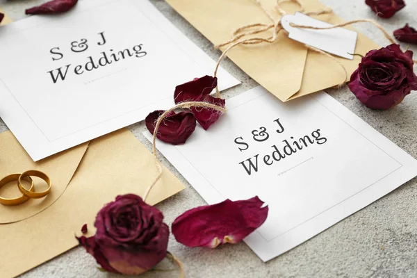 Bröllops inbjudningar på grå bakgrund — Stockfoto